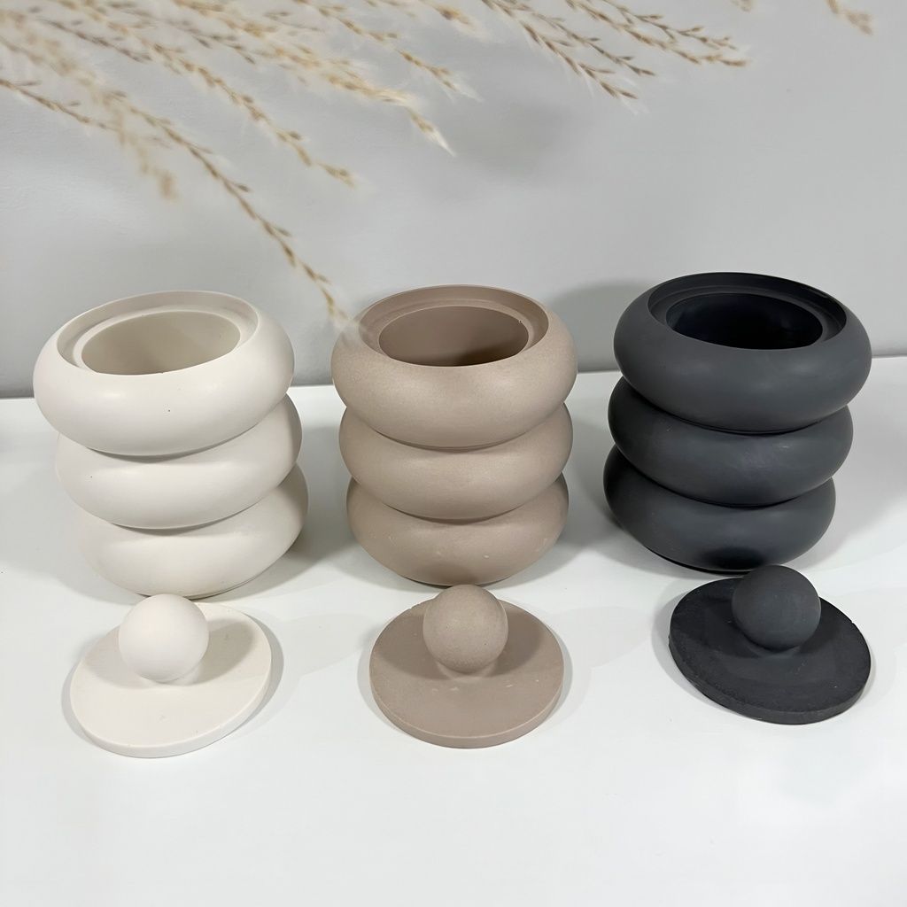 Set de trei recipiente Jesmonite în culori beige, alb și gri, cu design circular minimalist, perfecte pentru cadouri