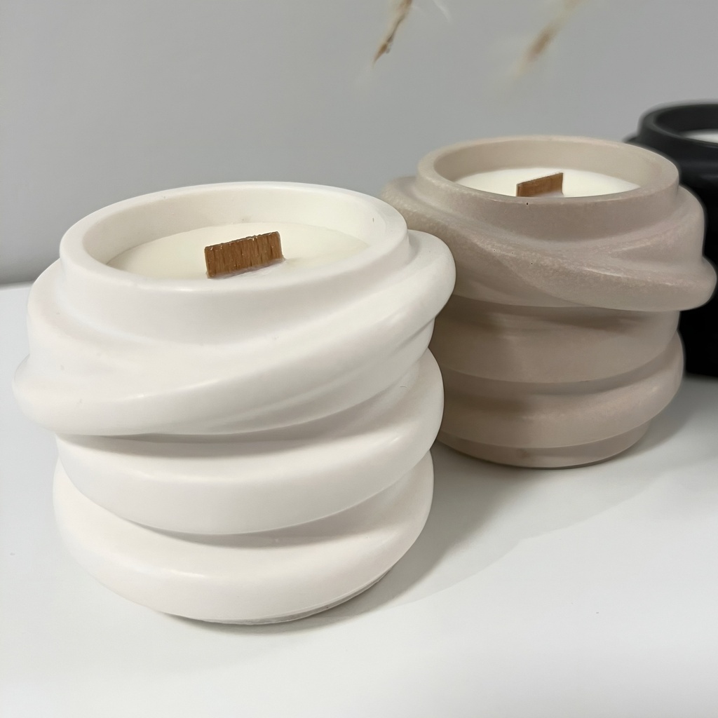 Lumânare handmade în recipient decorativ alb spiralat din Jesmonite