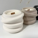 Lumânare handmade în recipient decorativ alb spiralat din Jesmonite
