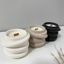 Design minimalist – lumânare parfumată în recipient alb spiralat