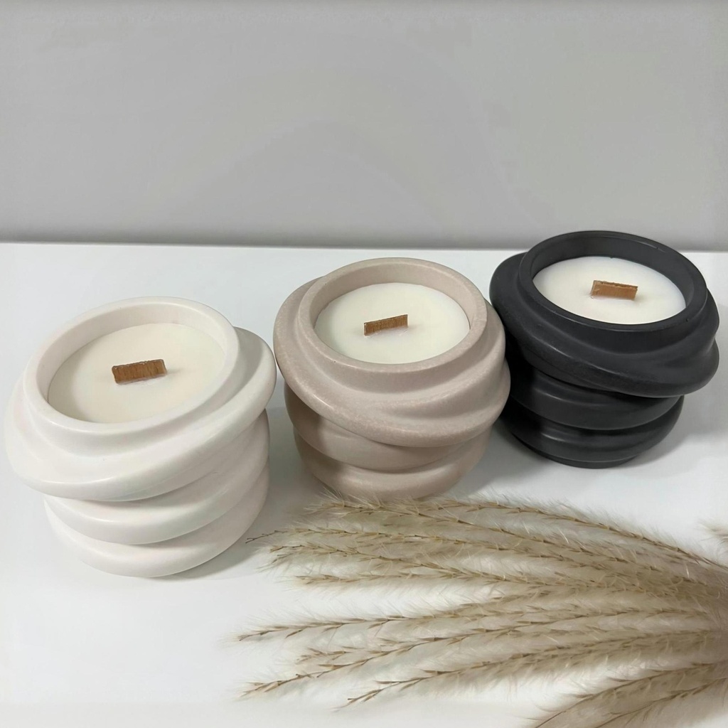Trei lumânări handmade în recipiente decorative bej, alb și gri spiralate din Jesmonite