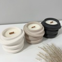 Lumânare handmade în recipient decorativ bej spiralat din Jesmonite