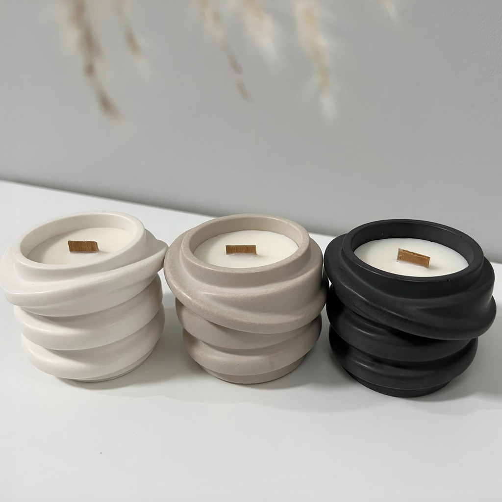 Design minimalist – lumânare parfumată în recipient bej spiralat