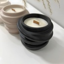 Lumânare handmade în recipient decorativ gri spiralat din Jesmonite
