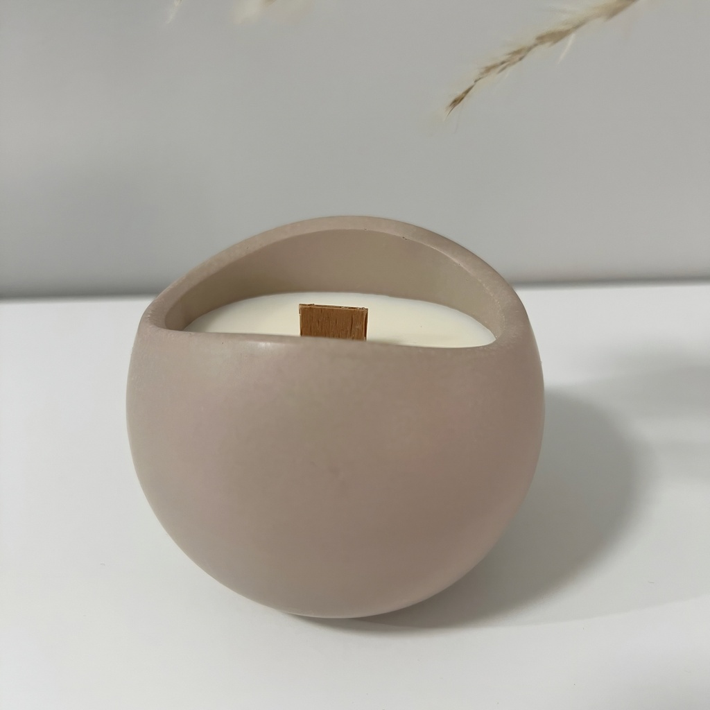 Lumânare handmade în recipient decorativ bej Infinit din Jesmonite