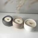 Set de trei lumânări lucrate handmade în recipiente decorative alb, bej și gri Infinit din Jesmonite