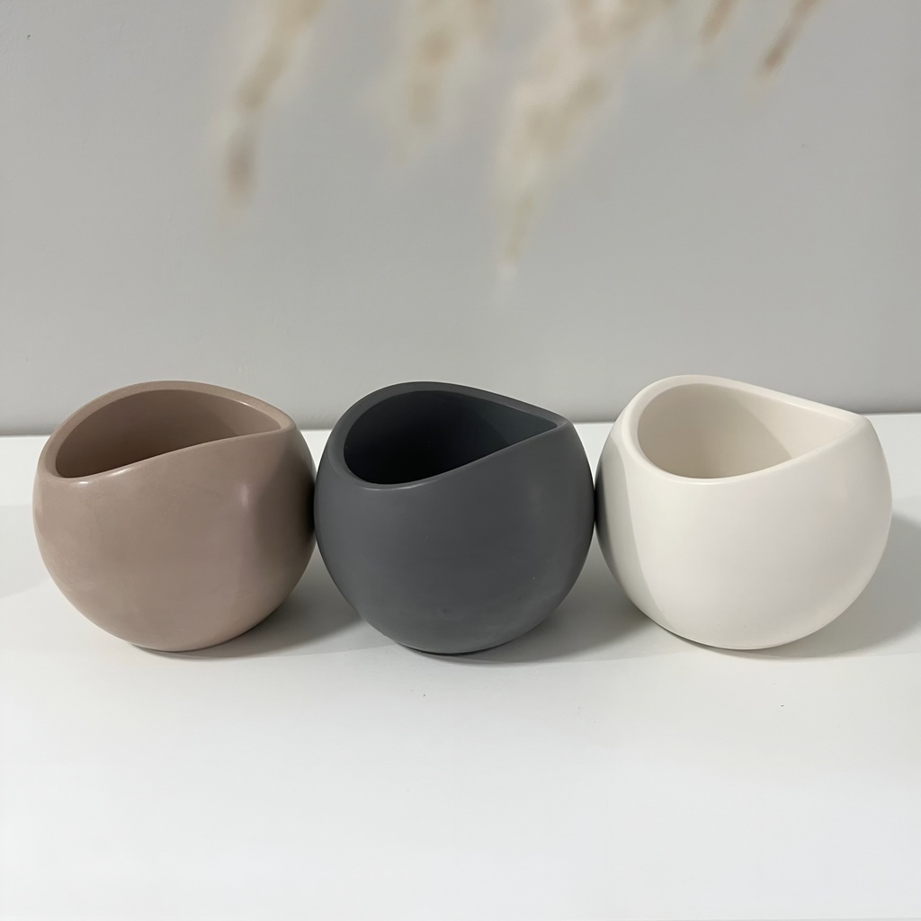 Set de 3 lumânări în recipiente decorative, în culori alb, bej și gri, design minimalist