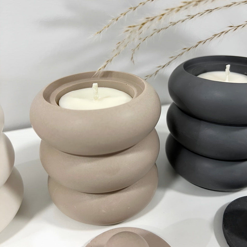 Lumânare în recipient Three Circles Maxi, culoare beige, realizată din Jesmonite, cu un design modern și minimalist, accentuat de forme circulare elegante