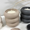 Lumânare în recipient Three Circles Maxi, culoare beige, realizată din Jesmonite, cu un design modern și minimalist, accentuat de forme circulare elegante