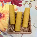 Set 3 lumânări artizanale din ceară de albine 100%, parfum natural de miere, ambalate în cutie din lemn