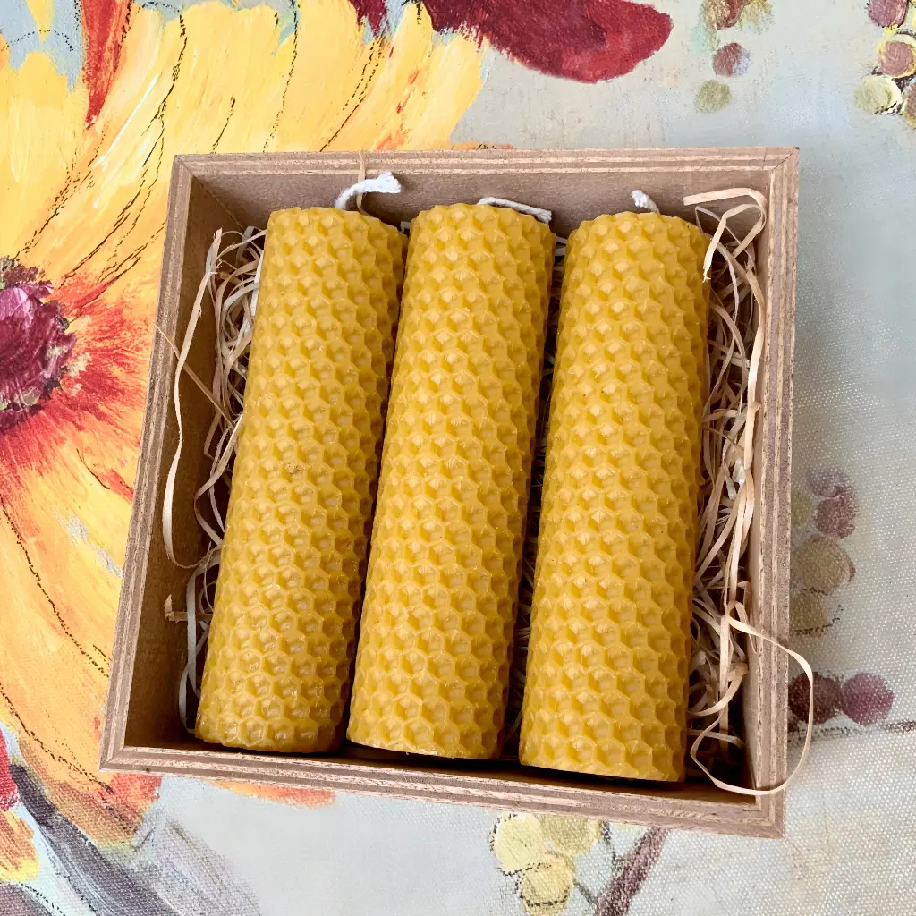 Set 3 lumânări artizanale din ceară naturală de albine, tip fagure, cu parfum natural de miere, ambalate în cutie din lemn eco-friendly