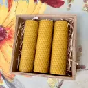 Set 3 lumânări artizanale din ceară naturală de albine, tip fagure, cu parfum natural de miere, ambalate în cutie din lemn eco-friendly