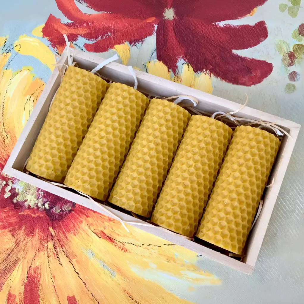 Set 5 lumânări fagure din ceară de albine 8x3 cm, ambalate în cutie din lemn eco-friendly