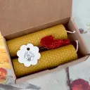 Set de două lumânări fagure din ceară naturală de albine, dimensiuni 8x3 cm, în cutie eco, ideale pentru cadouri