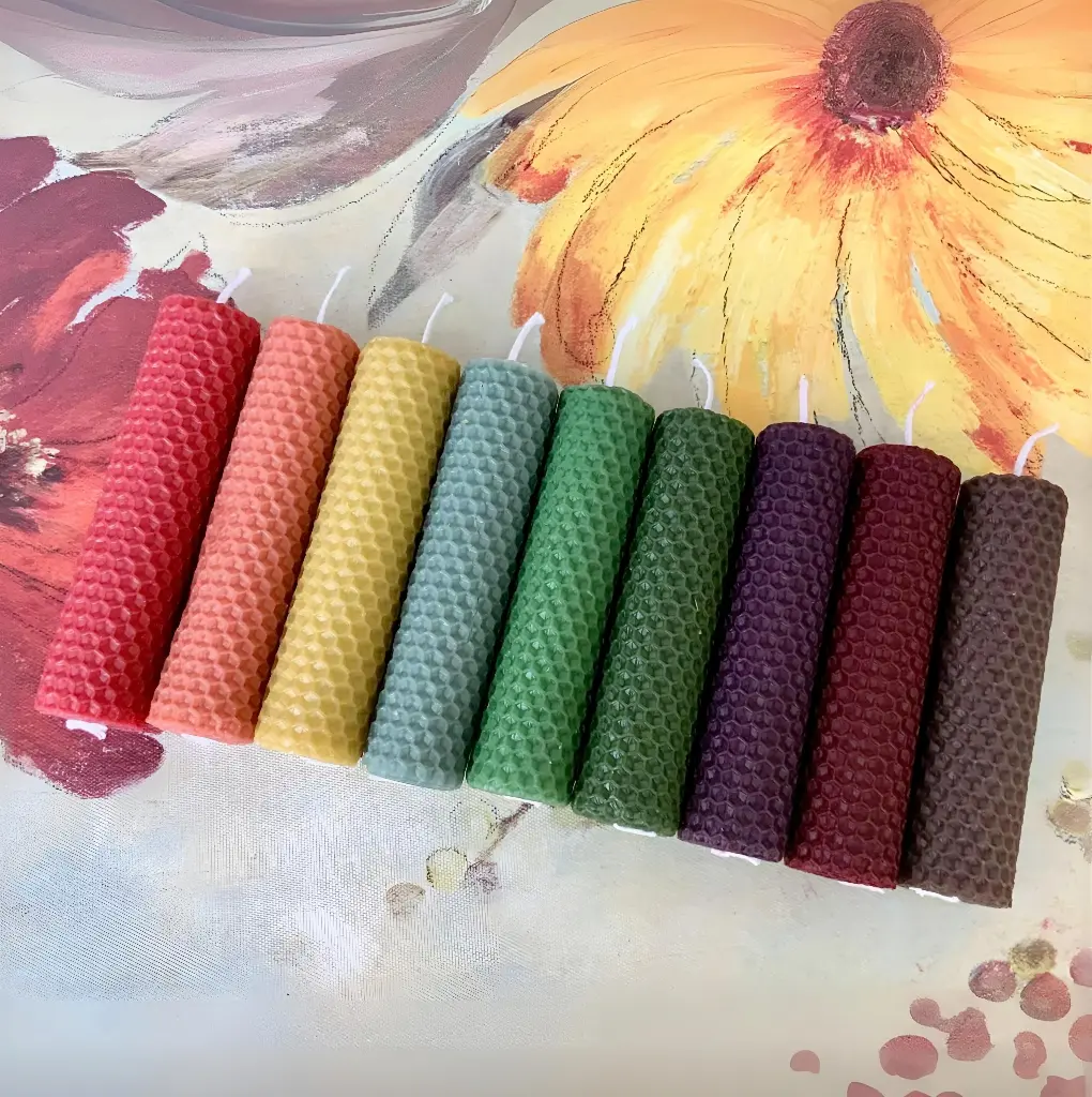 Set de nouă lumânări din ceară de albine, model fagure, în culorile curcubeului, ideale pentru decoruri vesele și colorate