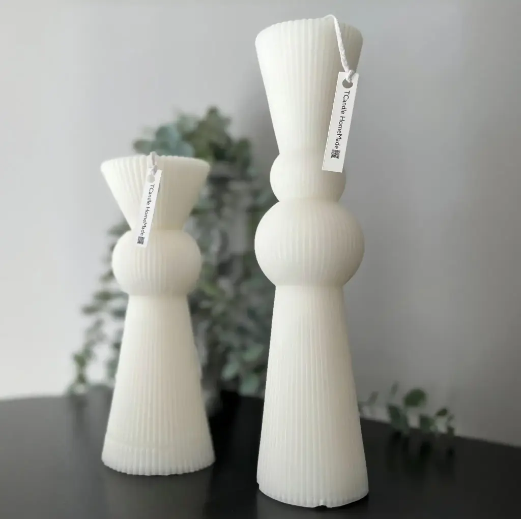Set de două lumânări decorative Circles, parfumate cu lavandă, santal și eucalipt, perfecte pentru decorul meselor la nunți, botezuri și evenimente speciale