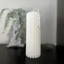 Lumânare decorativă cilindrică striată albă medie