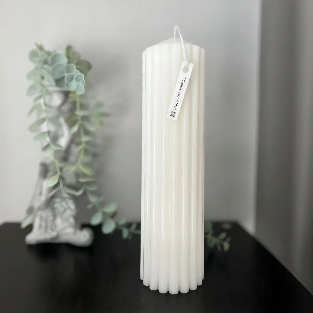 Lumânare decorativă cilindrică striată albă mare