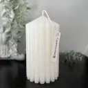 Lumânare decorativă cilindrică striată albă mică