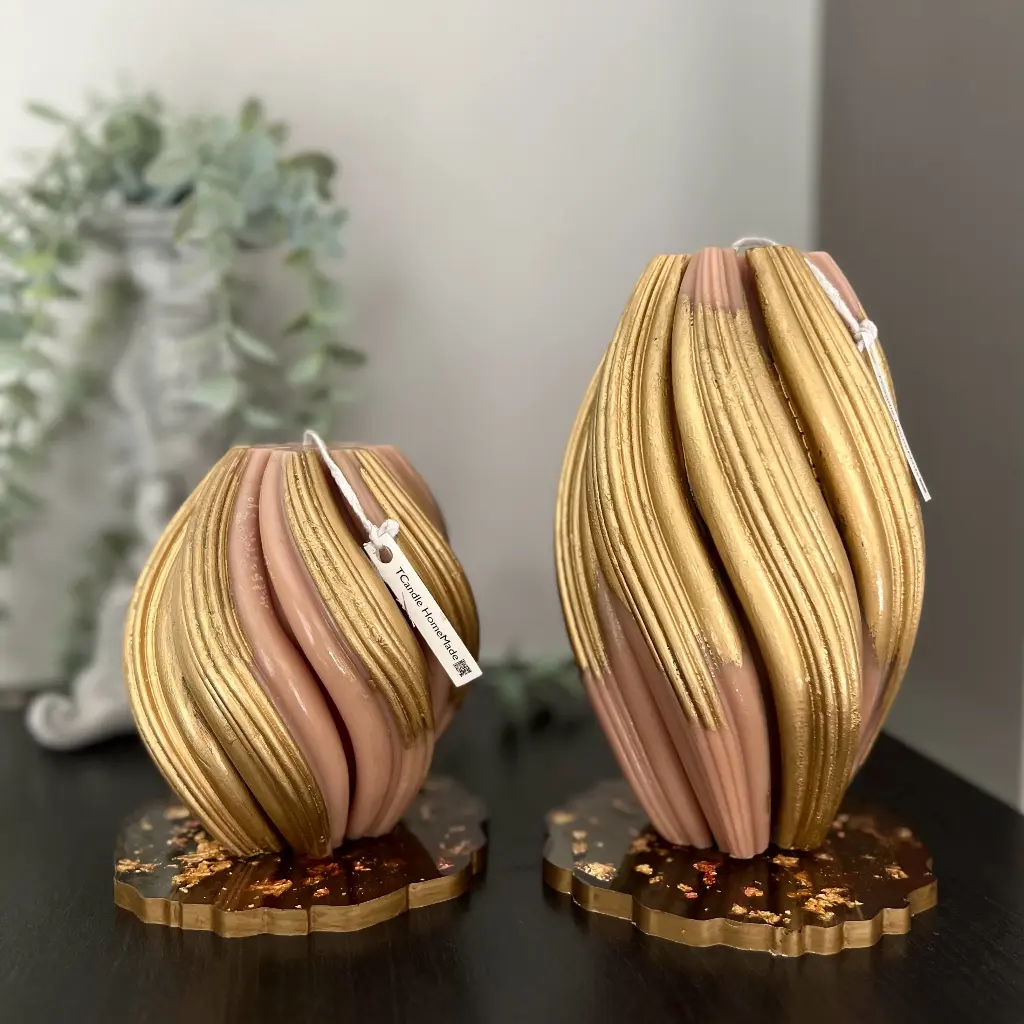 Set de două lumânări decorative cilindrice spiralate, cu design elegant și finisaj sofisticat, ideale pentru decorarea meselor festive, nunți sau botezuri