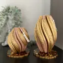 Set de două lumânări decorative cilindrice spiralate, cu design elegant și finisaj sofisticat, ideale pentru decorarea meselor festive, nunți sau botezuri