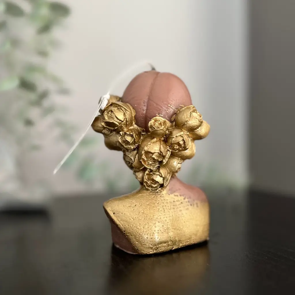 Lumânare handmade parfumată – Fata cu Trandafiri, design elegant