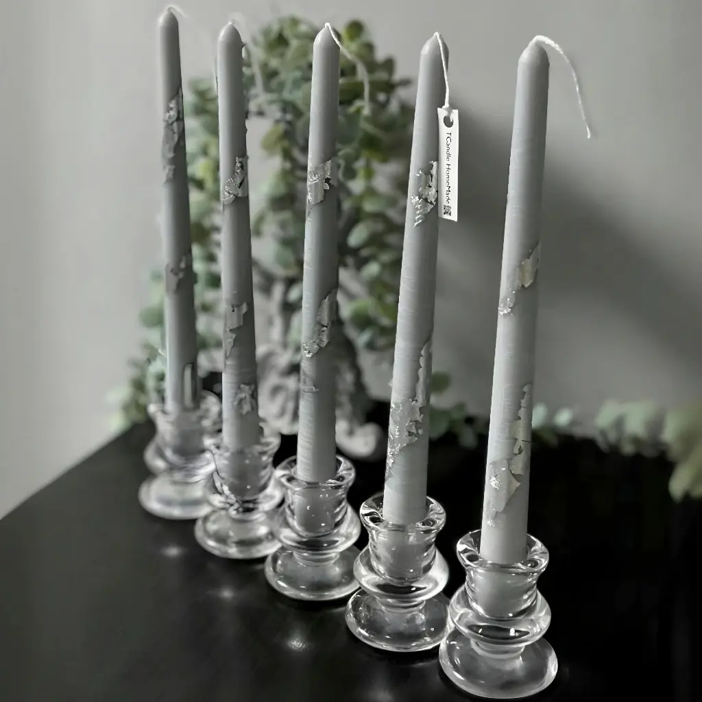Set de cinci lumânări decorative pentru masă, în nuanță gri argintiu, ideale pentru evenimente festive și decoruri elegante