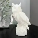 Lumânare decorativă model The Owl albă ideală pentru decorarea meselor la evenimente speciale