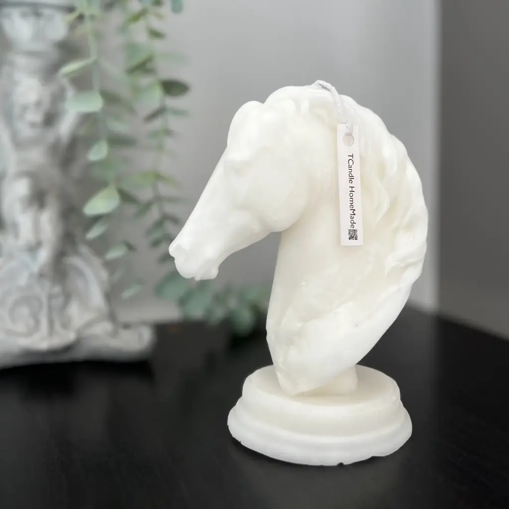 Lumânare decorativă model The Horse, albă, perfectă pentru decorul mesei la evenimente speciale