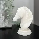 Lumânare decorativă model The Horse, albă, perfectă pentru decorul mesei la evenimente speciale