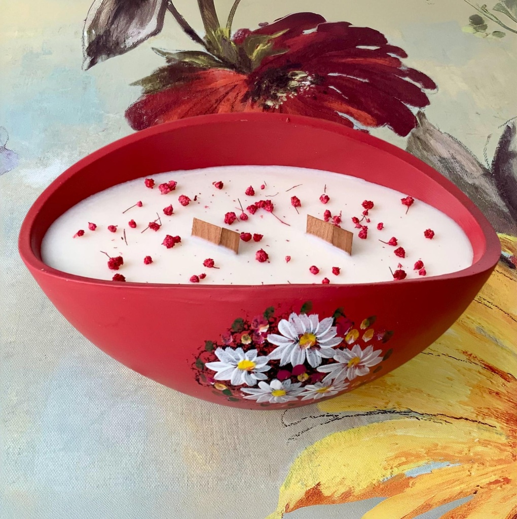 Lumânare parfumată decorativă în bol ceramic floral roșu din ceară soia cu parfum flori liliac