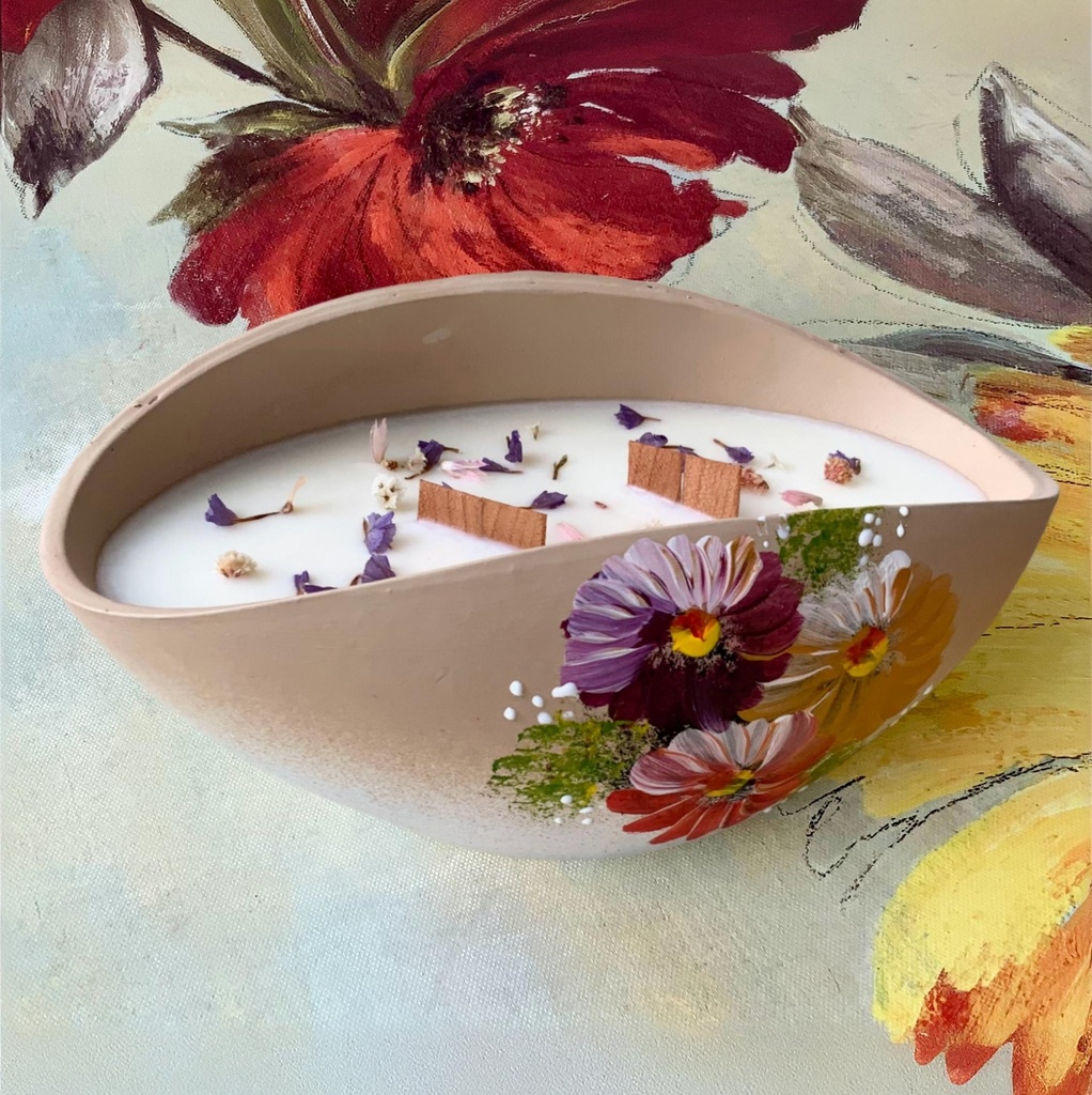 Lumânare decorativă parfumată flori de bumbac din ceară naturală soia in bol ceramic floral crem