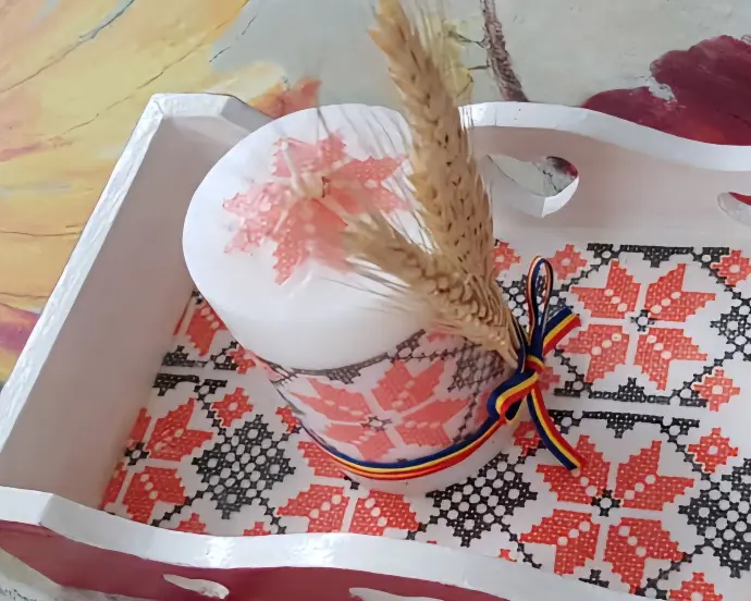 Lumânare parfumată flori de primăvară decorată tradițional