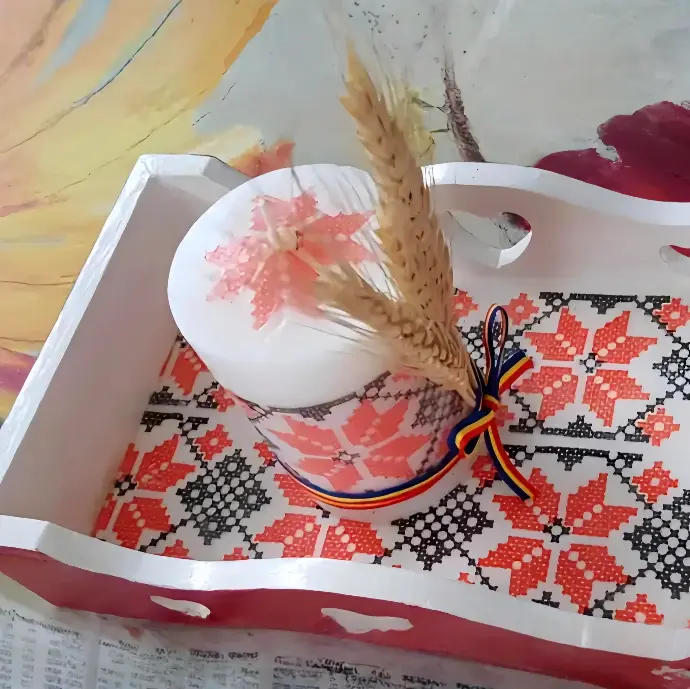 Lumânare parfumată flori de primăvară decorată tradițional