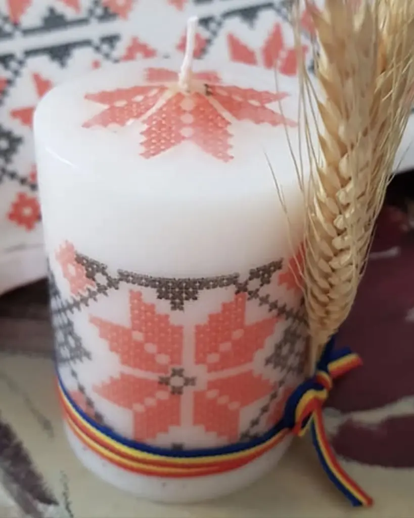 Lumânare parfumată tradițional decorată flori de primăvară