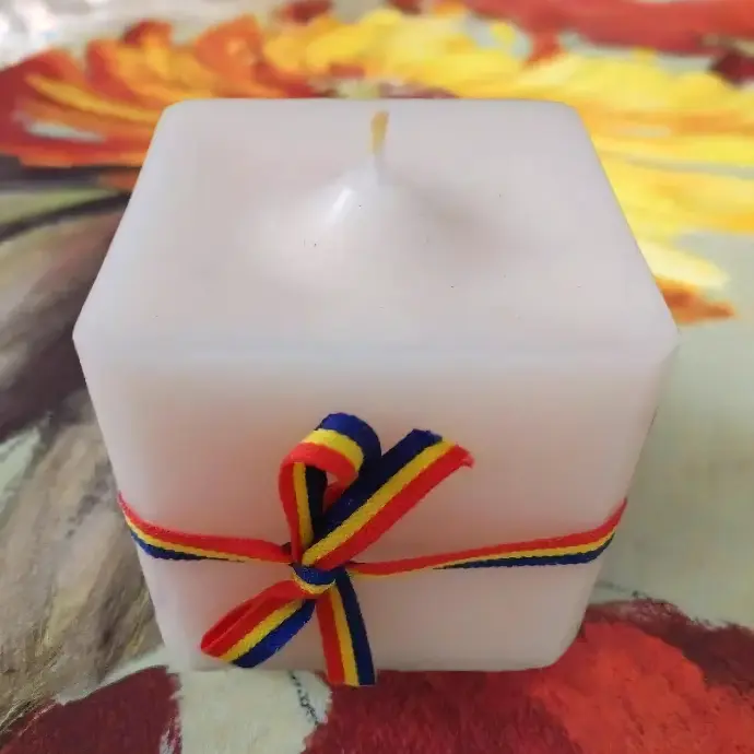 Lumânare cub parfumată decorată tricolor albă