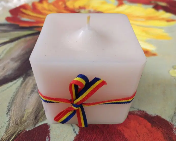 Lumânare cub parfumată decorată tricolor albă