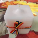 Lumânare cub parfumată decorată tricolor albă