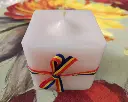 Lumânare cub parfumată decorată tricolor albă