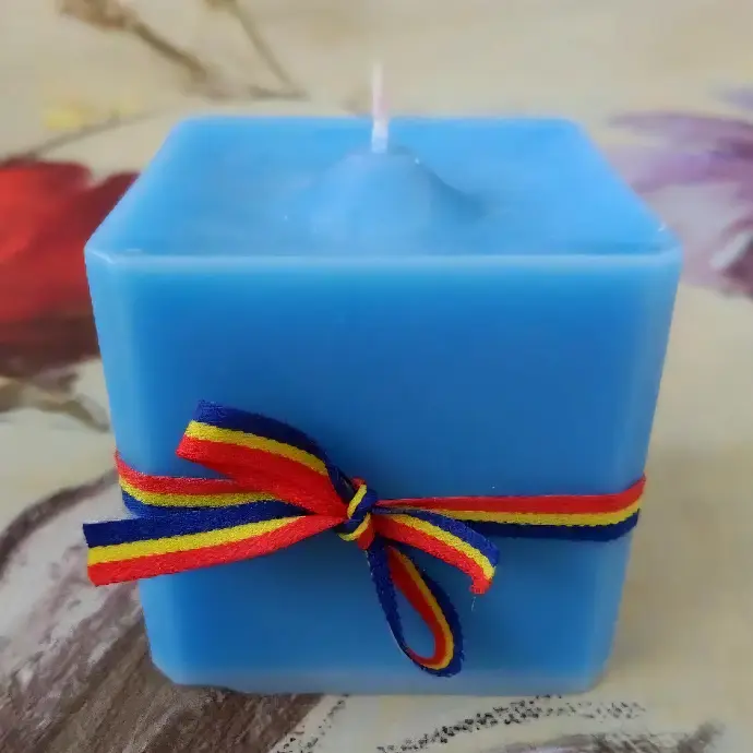 Lumânare cub parfumată decorată tricolor albastră