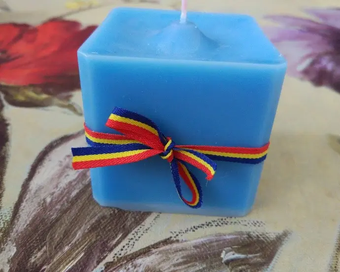 Lumânare cub parfumată decorată tricolor albastră