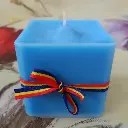 Lumânare cub parfumată decorată tricolor albastră