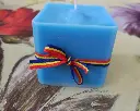 Lumânare cub parfumată decorată tricolor albastră
