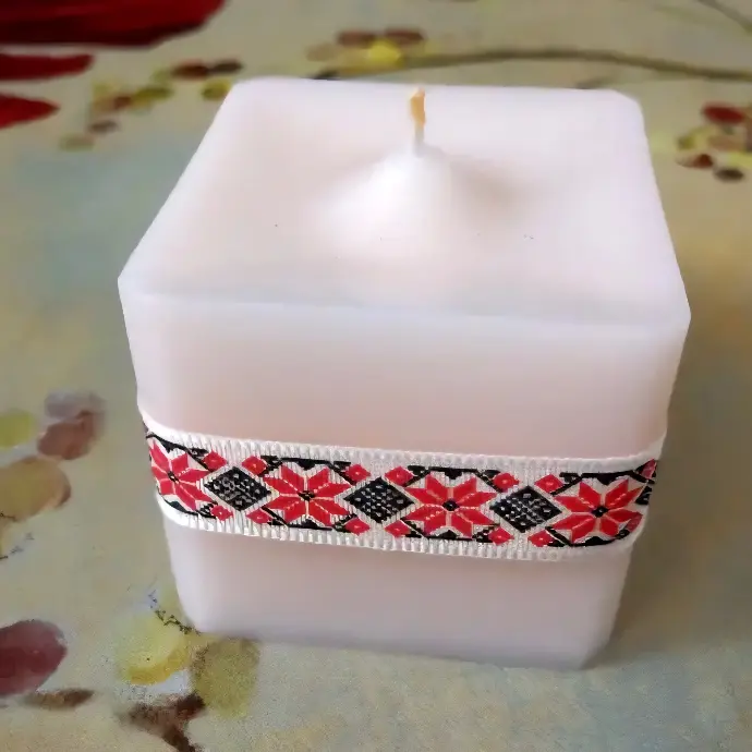 Lumânare cub parfumată decorată tradițional albă