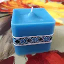 Lumânare cub parfumată decorată tradițional albastră