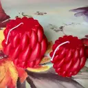 Set de două lumânări decorative cilindrice cu design trei inele roșii, perfect pentru decoruri elegante și evenimente speciale