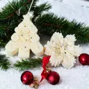 Set 2 Lumânări Crăciun ceară soia – Brăduț și Fulg de Nea