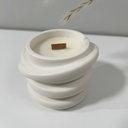 Lumânare în recipient decorativ alb spiralat din Jesmonite