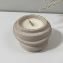 Lumânare în recipient decorativ bej spiralat din Jesmonite