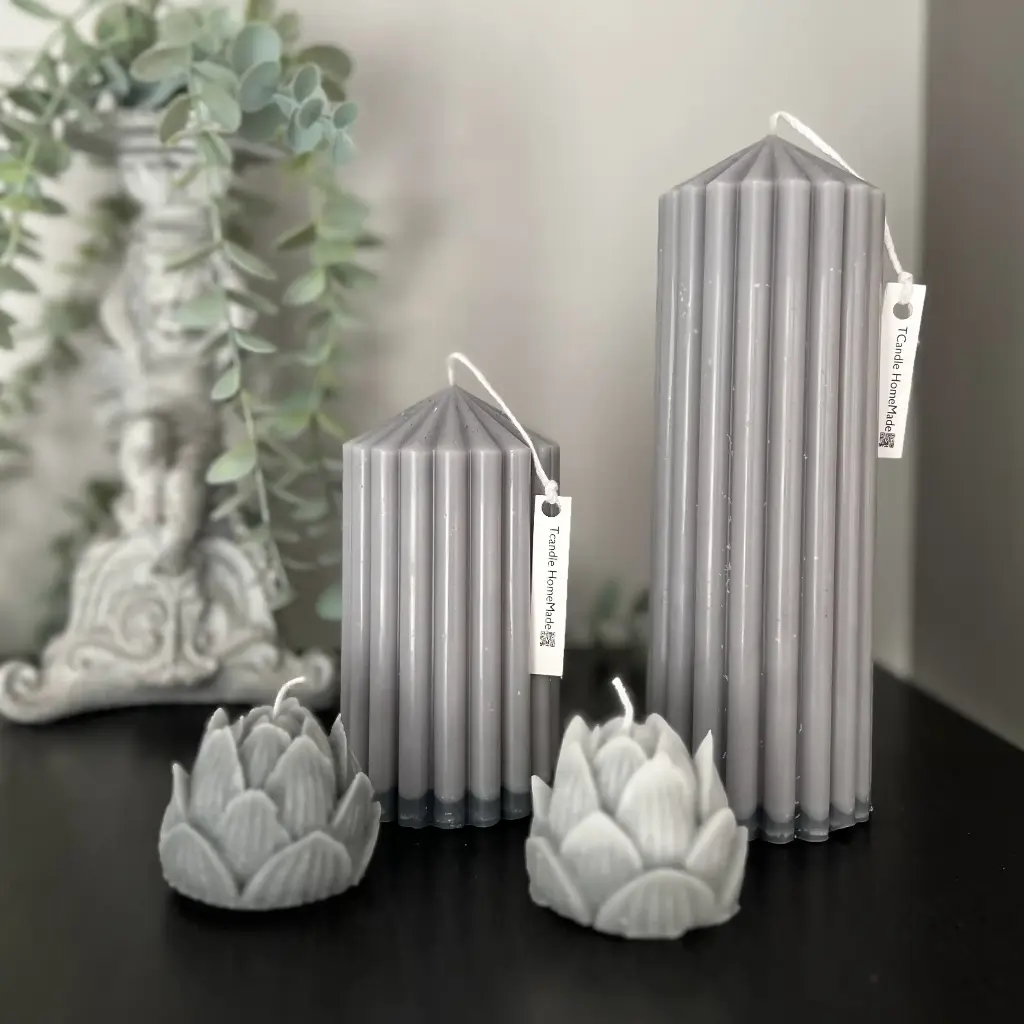 Set decorativ lumânări cilindrice striate flori lotus gri